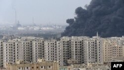 Khói bốc lên trong vụ nổ gần thành phố Homs hôm 8/12/11