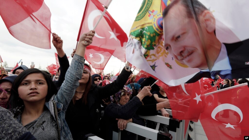 Người ủng hộ vẫy cờ khi Tổng thống Thổ Nhĩ Kỳ Recep Tayyip Erdogan phát biểu tại dinh tổng thống ở Ankara, ngày 17/4/2017.