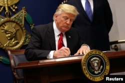 Presiden AS, Donald Trump, menandatangani perintah eksekutif untuk menerapkan pengetatan arus masuk pengunjung ke AS, di Pentagon, Washington, D.C.