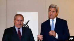 Menlu John Kerry, kanan, bersama Menlu Yordania Nasser selama pertemuan bilateral mengenai Suriah di Jenewa, Swiss.