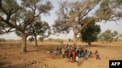 Des femmes et des enfants à Bandiagara au Mali, le 13 février 2005.