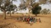 Des femmes et des enfants dans Bandiagara, Mali, le 13 fevrier 2005