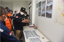 Menteri Energi dan Sumber Daya Mineral (ESDM) Arifin Tasrif menianjau Pos Pengamatan Semeru di Lumajang, Jumat (17/12). (Foto: Courtesy/Kemen ESDM)