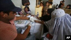 صوبہ سندھ کے ایک دیہات میں 2019 میں سرنجوں کے غیر محفوظ استعمال سے سینکڑون بچے ایچ آئی وی ایڈز میں مبتلا ہو گئے تھے۔ 