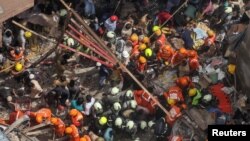 인도 뭄바이 남쪽 ‘동리’ 지역에서 16일 4층 건물이 붕괴된 후 구조대원들이 수색작업을 하고 있다. 