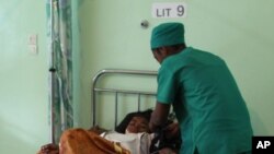 Une personne est soignée dans un hôpital d'Antananarivo, Madagascar, le 27 juin 2016.