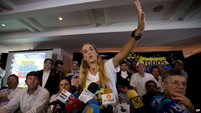 Lilian Tintori se encontraba con Díaz durante el mitin y dijo que ella también sufrió dos atentados. 