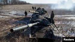 Un tanque rebelde monta guardia en un retén en la carretera entre Vuhlehirsk a Debáltseve.