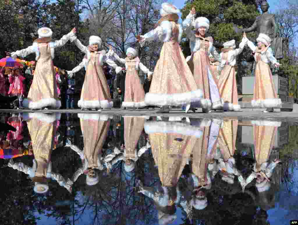 Kyrgyz actors, wearing their traditional costumes, sing and dance during the festivities of Maslenitsa in the Kyrgyzstan&#39;s capital Bishkek.