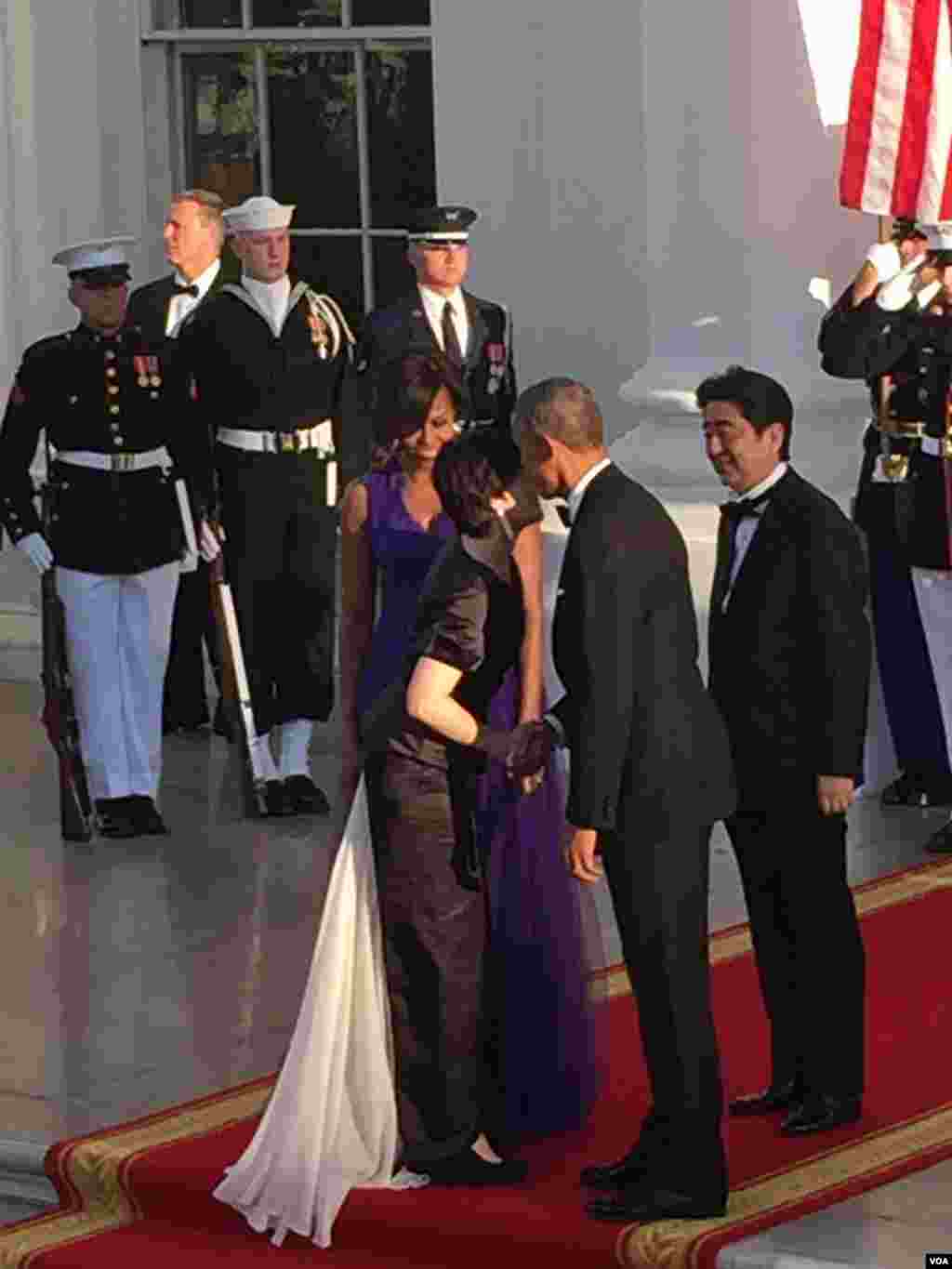 美国总统奥巴马夫妇向到访日本首相安倍晋三夫妇表示欢迎。（美国之音张蓉湘拍摄）
