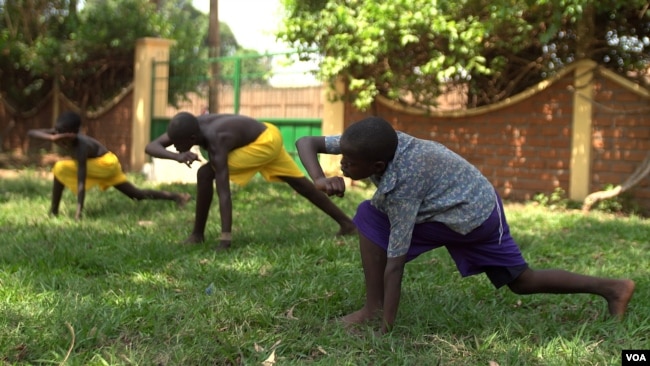 Young orphans practice capoeira on the grounds of their orphanage. The martial art was developed centuries ago by African slaves in Brazil, April 20, 2017. (Z. Baddorf/VOA)