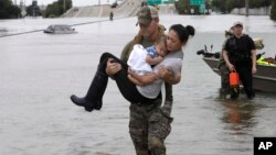 Harvey တိုက်ခတ်အပြီး Houston မြို့မှာ ရေကြီးနေ