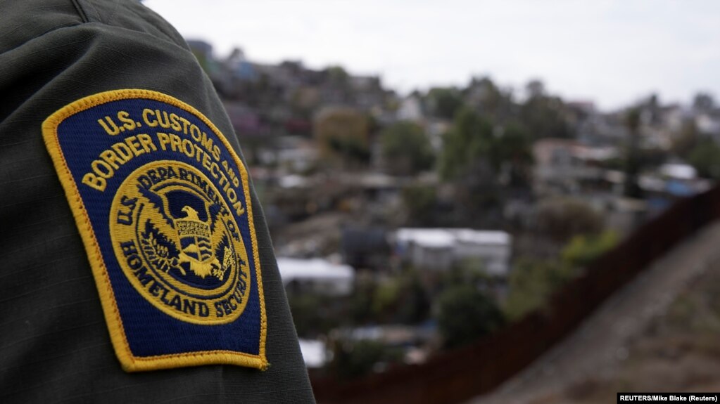 资料照片：一名美国边境巡逻人员从加利福尼亚州圣迭戈的美国边界墙向墨西哥提华纳望去。(2021年2月2日)(photo:VOA)