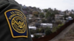 Agent američke granične patrole posmatra zid na granici SAD i Meksika kod San Dijega u Kaliforniji, 2. februara 2021.