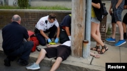 Un equipo de paramédicos intenta reanimar a un ciudadano, de 32 años, que ha sufrido una sobredosis en las calles de Boston, el 23 de agosto de 2017.