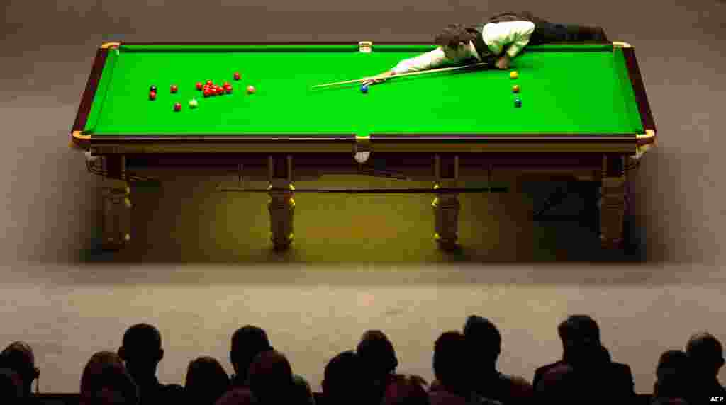Ronnie O&#39;Sullivan of England plays a shot during the World Snooker Championship 2014 final against Mark Selby of England at The Crucible in Sheffield, England.