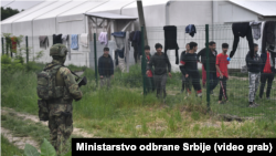 Vojnik ispred migrantskog centra u Šidu (izvor: internet stranica Ministarstva odbrane)