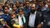 دلاور حسین و همسرش محموده در اسکورت پلیس به دادگاهی در داکا برده می شوند - نهم فوریه