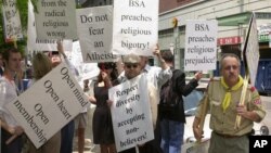 Unjuk rasa yang menuntut keanggotaan Pramuka AS terbuka untuk semua warga termasuk kelompok atheis dan homoseksual (foto: dok). 