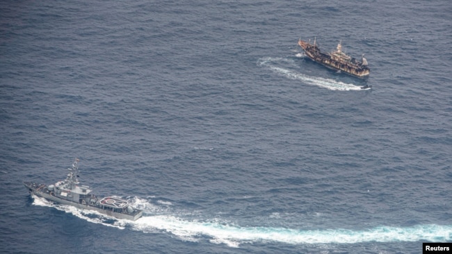 厄瓜多尔军舰2020年8月7日在加拉帕戈斯群岛附近海域上监视外国渔船（路透社）