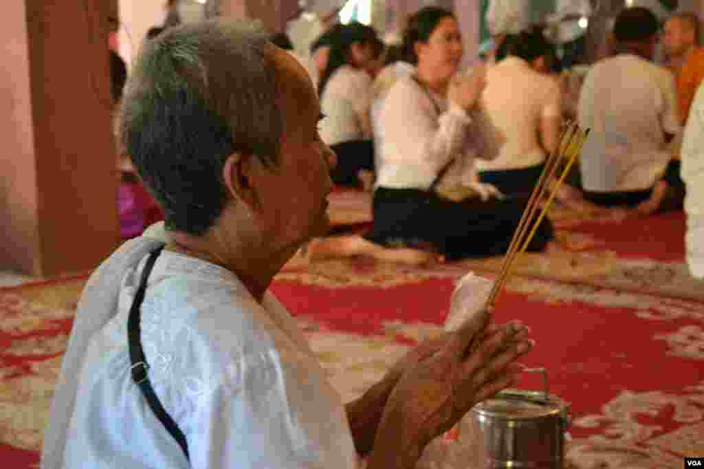 ទិដ្ឋភាពទូទៅនៅថ្ងៃកាន់បិណ្ឌទីពីរនៃពិធីបុណ្យភ្ជុំបិណ្ឌ នៅវត្តកោះ ក្នុងក្រុងភ្នំពេញ ថ្ងៃអង្គារ ទី២៦ ខែកញ្ញា ឆ្នាំ២០១៨។ (ណឹម សុភ័ក្រ្តបញ្ញា/VOA)