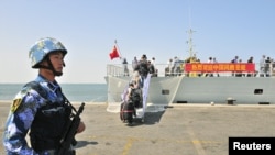 中国海军临沂舰在亚丁湾港口撤离中国公民（资料照片）