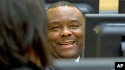 L'ancien Vice-président Jean-Pierre Bemba sourit alors qu'il attend le début de son procès à la Cour Pénale Internationale, à La Haye, le 27 novembre 2013.