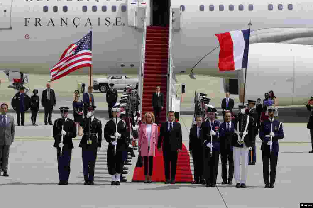 Le président français Emmanuel Macron et son épouse Brigitte Macron arrivent pour leur visite d&#39;Etat à Washington après leur débarquement à la base commune Andrews dans le Maryland, le 23 avril 2018.