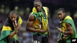 3 tay đua Jamaica, Usain Bolt (giữa) đoạt huy chương vàng trong môn chạy cự ly 200 mét với 19,32 giây, Yohan Blake (phải), huy chương bạc, và Warren Weir, huy chương đồng