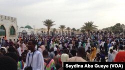 Les fidèles au Mausolée du fondateur du mouridisme à Touba, Sénégal, 8 novembre 2017. (VOA/Seydina Aba Gueye)