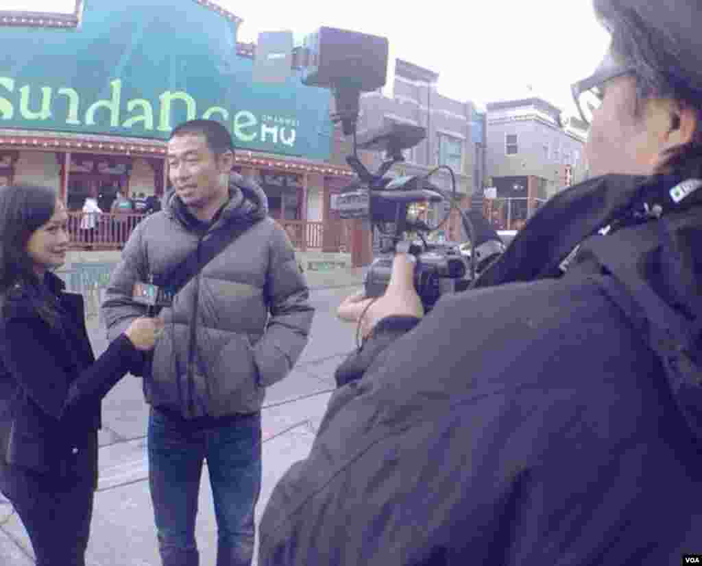 Produser Shinjiro Nishimura dari film kolaborasi Indonesia-Jepang 'Killers' berbicara pada tim VOA di Festival Film Sundance di Park City, Utah. (Foto: VOA)