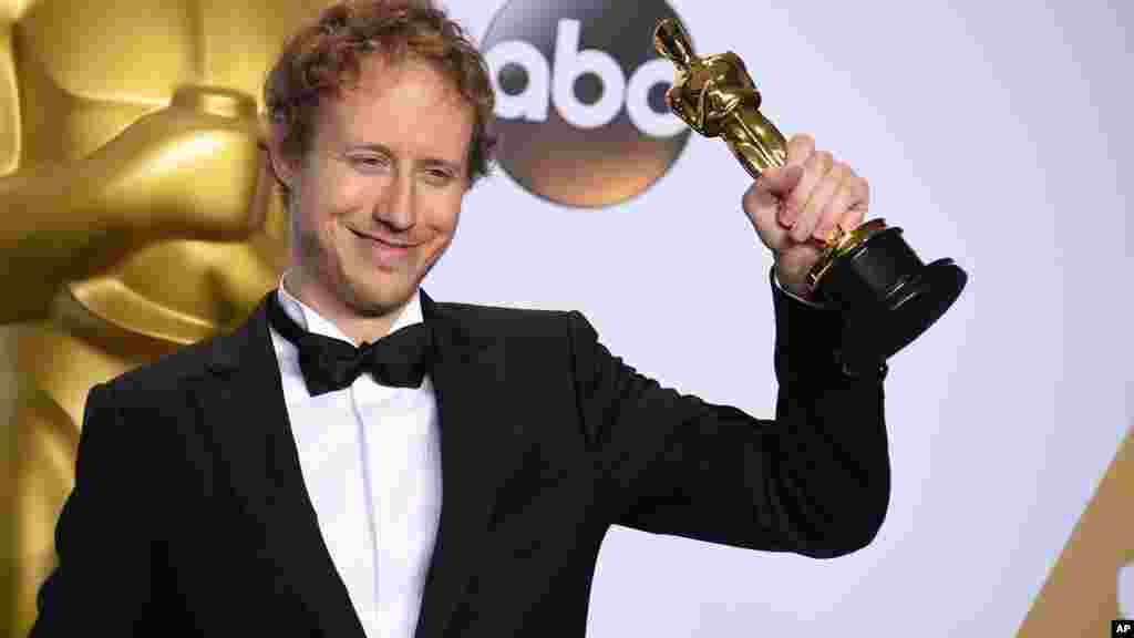 Laszlo Nemes, de la Hongrie, pose avec le prix du meilleur film en langue étrangère, 28 février 2016.