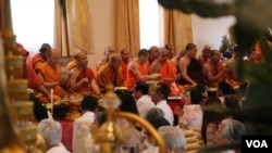 Buddhist monks chant blessings for Tun Sovan at a blessing ceremony in Vatt Buddikarama, Silver Spring, Maryland, Sunday, Sept. 23, 2018. (Ten Soksreinith/VOA Khmer)