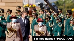 Rais Emmanuel Macron akikagua gwaride la heshima mjini Pretoria, Afrika Kusini.