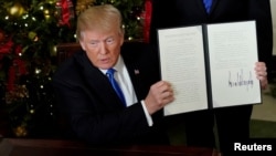 美國總統川普在白宮宣布美國將承認耶路撒冷為以色列首都之後展示總統行政令。（2017年12月6日）