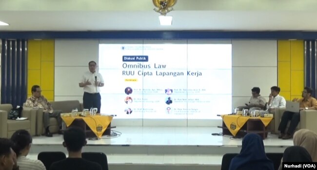 Diskusi Omnibus Law RUU Cipta Kerja di Fisipol UGM Kamis 12 Maret 2020. (Foto: VOA/ Nurhadi)