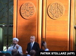 Cumhurbaşkanı Erdoğan, Köln Merkez Camisi'nin açılışında Diyanet İşleri Başkanı Ali Erbaş'la dua ederken