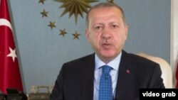 Presiden Recep Tayyip Erdogan menyerukan boikot terhadap iPhone serta teknologi Amerika lainnya.