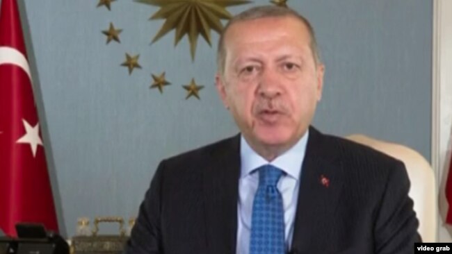 Presiden Recep Tayyip Erdogan menyerukan boikot terhadap iPhone serta teknologi Amerika lainnya.