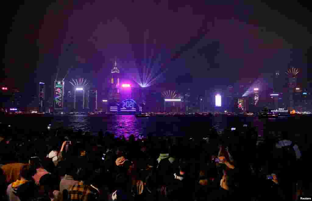 Los manifestantes prodemocracia en Hong Kong protestan durante la cuenta regresiva de A&#241;o Nuevo el 31 de diciembre de 2019.