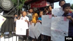  Puluhan anak SD di Solo melakukan aksi unjuk rasa memperingati Hari Anti Korupsi Sedunia dengan mendeklarasikan diri sebagai Generasi Anti Korupsi Indonesia, Sabtu 9/12 (foto: Yudha/VOA). 