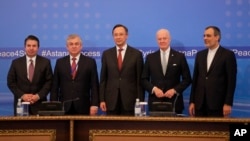 نمایندگان ایران، روسیه و ترکیه به همراه دی میستورا نماینده سازمان ملل در امور سوریه