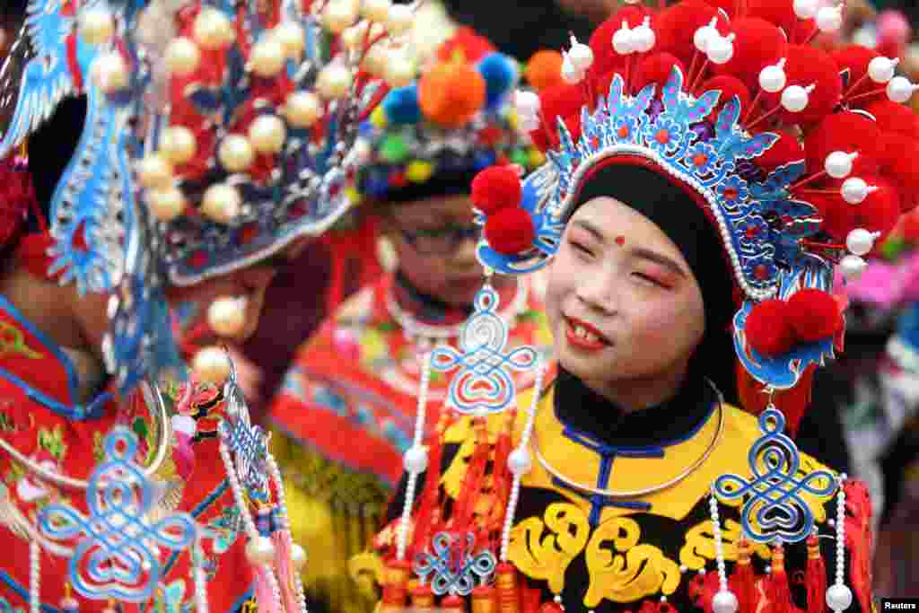 ក្មេងៗស្លៀកពាក់សម្លៀកបំពាក់ប្រពៃណីរងចាំសម្តែងនៅក្នុងកម្មវិធីអបអរសាទរពិធីបុណ្យចូលឆ្នាំចិន នៅក្នុងក្រុង Nanjing ខេត្ត Jiangsu ប្រទេសចិន កាលពីថ្ងៃទី២ ខែកុម្ភៈ ឆ្នាំ២០១៩។