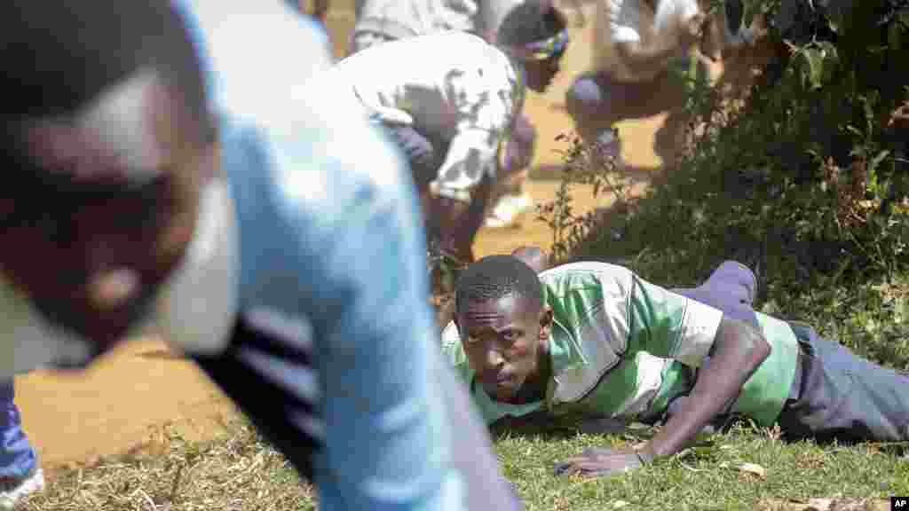 Des manifestants se mettent à plat ventre après la police a lancé des granades lacrymogènes et tiré en l&#39;air à Buyenzi, dans la capitale Bujumbura, Burundi mercredi 10 juin 2015