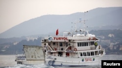 Türkiyə bayrağı altında üzən sərnişin gəmisi Lesbos adasından miqrantları Türkyəyə qaytarır