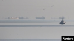 Chiến đấu cơ Nga vần vũ trên các tàu chở hàng sau khi Nga chặn tàu Ukraine tiến vào Biển Azov hôm 25/11.