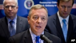 Senator Richard Durbin (depan), menentang RUU yang bermaksud membatasi pengungsi masuk ke AS (foto: dok). 