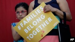 Una pequeña se abraza a su madre durante un "Rally For Our Children", una protesta contra la nueva política de inmigración de cero tolerancia que ha llevado a la separación de familias en EE.UU. Mayo 31 de 2018, San Antonio, Texas.