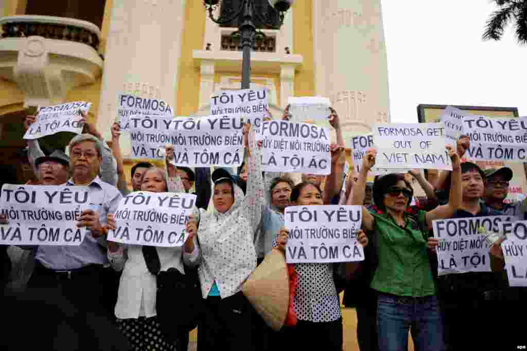 Người dân Việt Nam xuống đường biểu tình vụ cá chết Cả ngàn người đã xuống đường ở Hà Nội để phản đối điều mà họ cho là công ty thép của Tập Đoàn Formosa Plastics của Đài Loan tại Hà Tĩnh thải chất độc ra biển làm cá chết hàng loạt tại các tỉnh miền Trung từ đầu tháng tư.