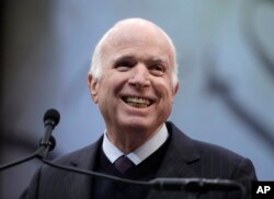 Senator John McCain ketika menerima "Liberty Medal" dari National Constitution Center di Philadelphia, 16 Oktober 2017. Medali ini diberikan setiap tahun kepada individu yang menunjukkan keberanian dan keteguhan ketika berjuang melindungi kebebasan bagi orang-orang di seluruh dunia.